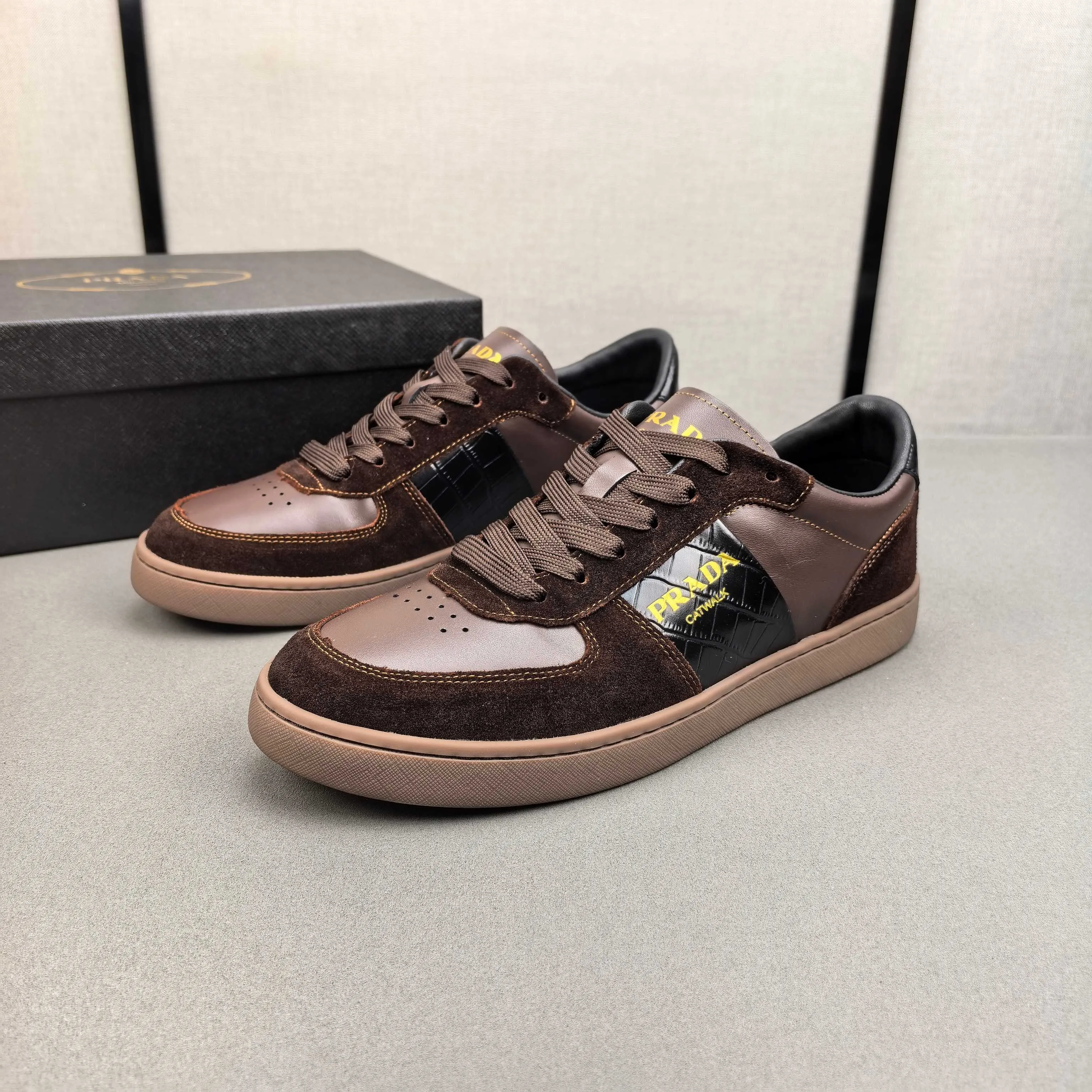 PP400👟👟👟Prada set off the audience! Prada, an international brand that is constantly innovating, this men's casual shoe, the original version, made of cowhide leather at a ratio of one to one at the store, with leather feet and rubber non-slip outsole, breathable and comfortable, quality speaks for itself👄38-44